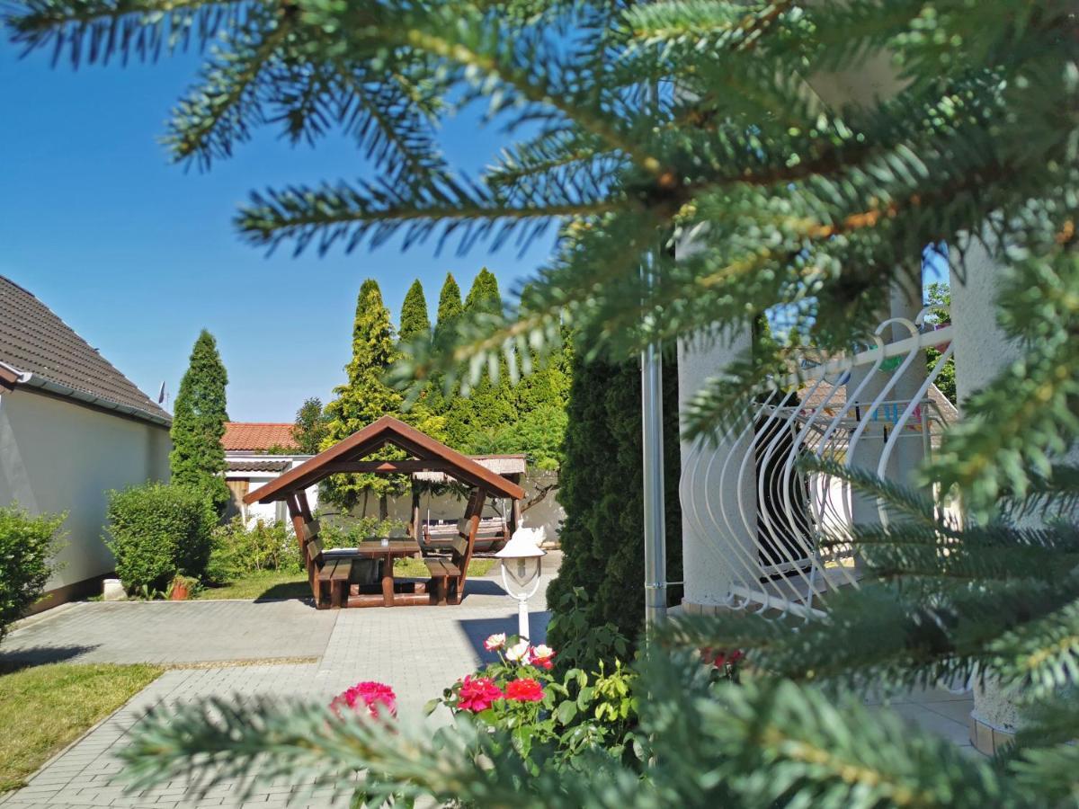 Magic Holiday Vendeghaz ไฮจ์ดุสโซบอสโล ภายนอก รูปภาพ